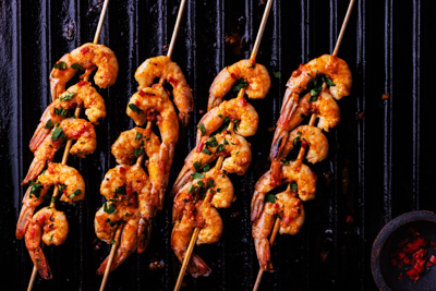 Brochettes de gambas marinées à l'ail au citron et piments