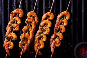 Brochettes de gambas marinées à l'ail au citron et piments